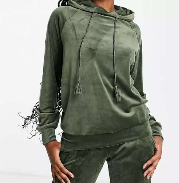 Hoodie oversize dengan detail tassel